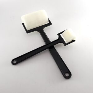 Rodillo goma espuma mango plastico 6 cm.